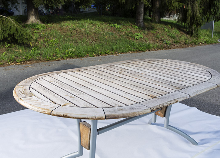 ausgebleichter ovaler Gartentisch aus Holz