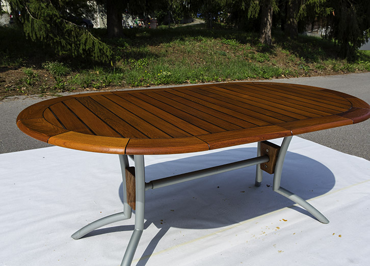 frisch Gestrichener ovaler Gartentisch aus Holz